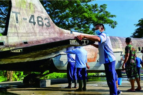 Personel TNI AU Lanud J.B. Soedirman Purbalingga Bersihkan Monumen Pesawat Dakota