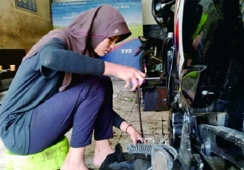 Catur Martya Riani, Pelajar Kelas XI TBSM SMK Negeri 1 Kaligondang Berteman dengan Kunci Pas
