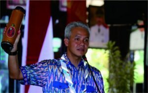 Gubernur Jateng Ganjar Pranowo menunjukkan produk knalpot racing asal Kabupaten Purbalingga Gubernur Jateng Ganjar Pranowo menunjukkan produk knalpot racing asal Kabupaten Purbalingga