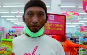 Ngudiono pemilik produk olahan nanas Nanasqu dari Desa Siwarak Purbalingga yang sudah bisa menembus pasar Arab Saudi Ngudiono pemilik produk olahan nanas Nanasqu dari Desa Siwarak Purbalingga yang sudah bisa menembus pasar Arab Saudi