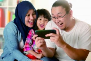Ilustrasi Orangtua bijaksana memandu anak gunakan internet. Foto: hanelmuslim.com