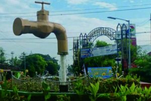 Sepintas, Anda pasti akan mengira bahwa keran itu terbang tanpa penyangga. Keran Air Ledeng Raksasa Berdiri Gagah di Tengah Kota Madiun