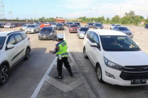 polisi mengatur arus kendaraan saat penerapan jalur satu arah 220506183344 328 polisi mengatur arus kendaraan saat penerapan jalur satu arah 220506183344 328