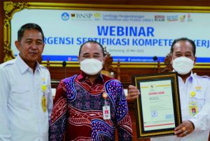 Badan Nasional Sertifikasi Profesi Serahkan Sertifikat Lisensi LSP UNNES Badan Nasional Sertifikasi Profesi Serahkan Sertifikat Lisensi LSP UNNES