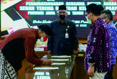 Penandatanganan dan penyerahan berita acara pencairan bantuan keuangan dilakukan Gubernur Jawa Tengah Ganjar Pranowo dengan sembilan pimpinan Parpol di Ruang Rapat A2, kompleks kantor Gubernur Jateng di Semarang, Kamis 2 Juni 2022.