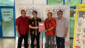 Budi Setyawan menyerahkan berkas pendaftaran calon ketua KONI Kabupaten Purbalingga kepada tim penjaringan