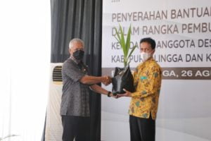 60 Industri Kecil Menengah Gula Semut Terima CSR Keramik Lantai 60 Industri Kecil Menengah Gula Semut Terima CSR Keramik Lantai