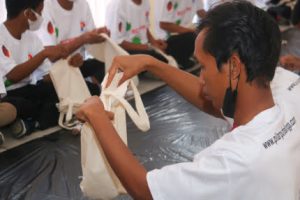 50 Pemuda Berkebutuhan di Purbalingga Terima Pelatihan Ecoprint