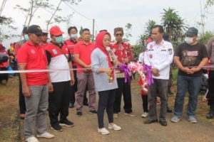 Bupati Purbalingga Bupati Dyah Hayuning Pratiwi meresmikan jalan Kabupaten yang menghubungkan Desa Danasari dengan Desa Sirau Bupati Purbalingga Bupati Dyah Hayuning Pratiwi meresmikan jalan Kabupaten yang menghubungkan Desa Danasari dengan Desa Sirau