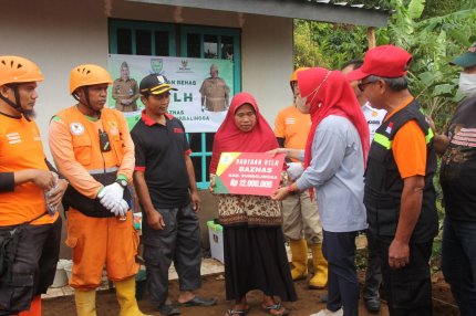 Bupati Purbalingga Tiwi Letakan Batu Pertama RTLH Warga Danasari