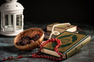 Bacaan Sholawat Mukafaah Bacaan Sholawat Mukafaah Allohumma sholli ‘ala sayidina muhammadin wa ‘ala alihi sayidina muhammad, sholatan maqbulatan tu’addi biha ‘anna haqqohul ‘adzim. Artinya: Ya Allah, limpahkanlah rahmat, salam dan berkah kepada junjungan kita Muhammad SAW yang ummi (tidak bisa baca tulis) yang menjadi kekasih Allah SWT, yang luhur pangkatnya dan yang agung kemuliaannya, dan limpahkanlah pula atas keluarganya dan para sahabatnya. Bacaan Sholawat Nuril Anwar Allahumma Shalli ‘Alaa Nuuril Anwaari Wasirril Asraari, Watiryaaqil Aghyaari Wamiftaahi Baabil Yasaari, Sayyidinaa Wamaulaana Muhammadinil Muhtaari Wa Aalihil Ath Haari Wa Ash Haabihil Ahyaari ‘Adada Ni’amillaahi Wa Ifdhaalih. Baca Juga: 20 Twibbon Halloween 2021 Terbaru dan Gratis Desain Keren untuk Status di Media Sosial Artinya: Ya Allah, limpahkanlah rahmat kepada cahaya dari segala cahaya, belakang layar dari segenap rahasia, penawar sedih dan kebingungan, pembuka pintu kemudahan, yakni junjungan kami, Nabi Muhammad saw. yang terpilih, keluarganya yang suci, dan para sahabatnya yang mulia sebanyak hitungan nikmat Yang Mahakuasa dan karunia-Nya. Bacaan Sholawat Munjiyat Allâhumma shalli ‘alâ Sayyidinâ Muhammadin wa ‘alâ âli Sayyidinâ Muhammadin shalâtan tunjînâ bihâ min jamî’il ahwâli wal âfât wa taqdhî lanâ bihâ jamî’al hâjat wa tuthahhirunâ bihâ min jamî’is sayyiât wa tarfa’unâ bihâ ‘indaka a’lad darajât wa tuballighunâ bihâ aqshal ghâyat min jamî’il khairâti fil hayâti wa ba’dal mamât. Artinya: Ya Allah limpahkanlah rahmat kepada junjungan kami Nabi Muhammad, yang dengan shalawat itu, Engkau akan menyelamatkan kami dari semua keadaan yang menakutkan dan dari semua cobaan; dengan shalawat itu, Engkau akan mengabulkan hajat kami; dengan shalawat itu, Engkau akan menyucikan kami dari segala keburukan; dengan shalawat itu, Engkau akan mengangkat kami ke derajat paling tinggi; dengan shalawat itu pula, Engkau akan menyampaikan kami kepada tujuan yang paling sempurna dalam semua kebaikan, ketika hidup dan setelah mati.
