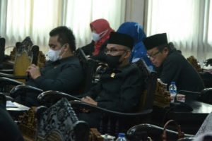 Bupati Purbalingga Serahkan 5 Raperda Bupati Purbalingga Serahkan 5 Raperda