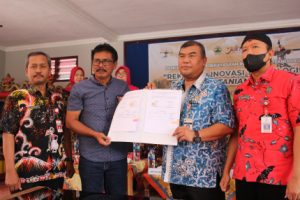 Kelompok Tani Desa Penolih Terima Bantuan Drone Pertanian