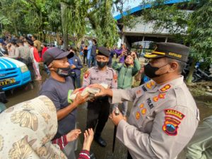 Polres Purbalingga Bagikan Bansos Beras dan Sayuran