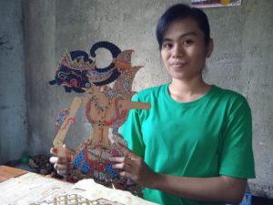 Purnamasari Mahir Bikin Wayang Kertas