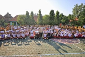 Wali Kota Madiun Bagikan Seragam Gratis Untuk Siswa