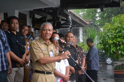 Asisten Ekonomi dan Pembangunan Sekda, Agus Winarno mewakili Bupati Purbalingga Dyah Hayuning Pratiwi melepas ekspor perdana 20 ton lada putih (kering) ke Jepang, di Halaman Pendopo Dipokusumo, Senin 24 Oktober 2022.