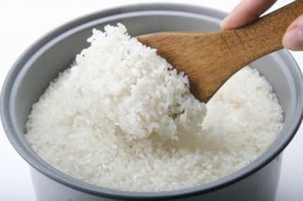 Banyak orang lebih menyukai makan nasi dalam kondisi masih panas maupun hangat usai dikeluarkan dari wadah pemanas