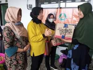 Dharma Wanita Persatuan Purbalingga Salurkan Bantuan Makanan Tambahan dan Pakaian Pantas Pakai