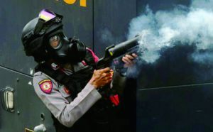Gas Air Mata Dilontarkan Polisi Bubarkan Kerumunan,