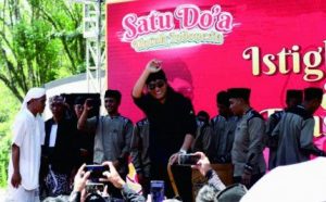 Gus Miftah, Pimpinan Pondok Pesantren Ora Aji istighotsah dan tausiyah, di Puncak Gunung Tidar, Magelang, Jumat 28 Oktober 2022..