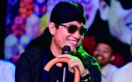 Gus Miftah memiliki nama lengkap KH Miftah Maulana Habiburrahman