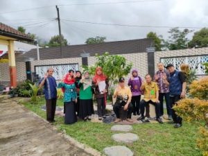 Tim Penilai Adiwiyata Kabupaten Purbalingga melaksanakan verifikasi lapangan Tim Penilai Adiwiyata Kabupaten Purbalingga melaksanakan verifikasi lapangan