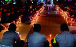 Suporter Bola di Purbalingga Panjatkan Doa untuk Korban Kanjuruhan Malang Suporter Bola di Purbalingga Panjatkan Doa untuk Korban Kanjuruhan Malang