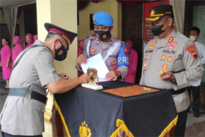 Kapolres Purbalingga AKBP Era Johny Kurniawan saat upacara sertijab di halaman Mapolres Purbalingga, Kamis 24 November 2022 siang. Kapolres Purbalingga AKBP Era Johny Kurniawan saat upacara sertijab di halaman Mapolres Purbalingga, Kamis 24 November 2022 siang.