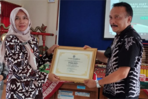 Kepala SMP 1 Padamara, Eni Rundiati menerima penghargaan dari Uji Kemahiran Berbahasa Indonesia (UKBI) Adaptif Merdeka dari Kementerian Pendidikan dan Kebudayaan Riset dan Teknologi (Kemdikbud Ristek) RI yang diserahkan Kepala Dinas Pendidikan dan Kebudayaan (Dindikbud) Kabupaten Purbalingga, Tri Gunawan Setiadi Kepala SMP 1 Padamara, Eni Rundiati menerima penghargaan dari Uji Kemahiran Berbahasa Indonesia (UKBI) Adaptif Merdeka dari Kementerian Pendidikan dan Kebudayaan Riset dan Teknologi (Kemdikbud Ristek) RI yang diserahkan Kepala Dinas Pendidikan dan Kebudayaan (Dindikbud) Kabupaten Purbalingga, Tri Gunawan Setiadi