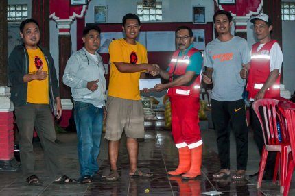 Milanisti Basis Purbalingga Bantu Pengungsi Tanah Longsor di Desa Tlahab Lor