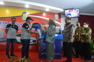 Menabung di BPR BKK Purbalingga, Retnowati Dapat Hadiah Mobil