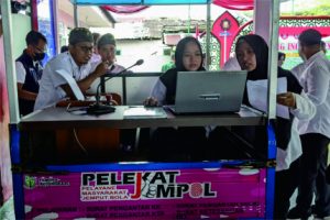 Melihat Motor Roda Tiga Pelekat Jempol