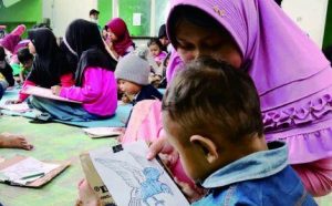 Ikatan Apoteker Indonesia Purbalingga Beri Trauma Healing untuk Anak Pengungsi Tanah Longsor Desa Siwarak