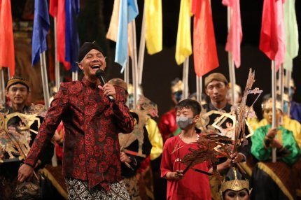 Ganjar Berikan Telepon Pintar untuk Dalang Cilik Sindhu di Hari Wayang Dunia