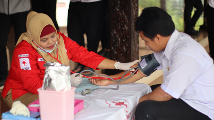 Merayakan HUT Ke-51 Korps Pegawai Republik Indonesia (Korpri), puluhan ASN Pemerintah Kabupaten Purbalingga mengikuti kegiatan donor darah