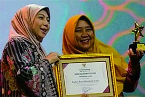 Roro Hendarti Terima Penghargaan Ugra Jasa Dharma Pustaloka Perpusnas RI Roro Hendarti Terima Penghargaan Ugra Jasa Dharma Pustaloka Perpusnas RI