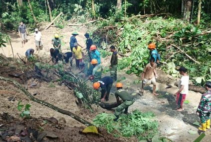 Puluhan Relawan Bersihkan Material Longsor di Desa Kalisalak Kebasen