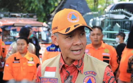Gubernur Jawa Tengah Ganjar Pranowo siap membantu percepatan pembangunan hunian sementara (Huntara) untuk korban gempa bumi di Kabupaten Cianjur, Jawa Barat, yang tempat tinggalnya mengalami kerusakan.