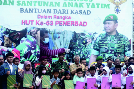 Komandan Pusat Penerbad, Mayjen TNI Dwi Wahyu Winarto meyerahkan bantuan secara simbolis di Monumen Tempat Lahir (MTL) Jenderal Soedirman di Desa Bantarbarang, Kecamatan Rembang, Purbalingga, Senin 14 November 2022.