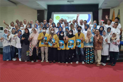 Alumni FE 85 Unsoed Purwokerto Bagikan Subsidi Biaya Pendidikan dan Laptop ke Mahasiswa FEB