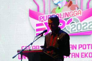 Asisten Deputi Bidang Perencanaan Iuran dan Keuangan Kedeputian Wilayah Jawa Tengah dan DIY, Markus Susilo usai menyerahkan langsung Piagam UHC kepada Bupati Purbalingga, Dyah Hayuning Pratiwi saat acara pembukaan Purbalingga Expo, Kamis 15 Desember 2022. Asisten Deputi Bidang Perencanaan Iuran dan Keuangan Kedeputian Wilayah Jawa Tengah dan DIY, Markus Susilo usai menyerahkan langsung Piagam UHC kepada Bupati Purbalingga, Dyah Hayuning Pratiwi saat acara pembukaan Purbalingga Expo, Kamis 15 Desember 2022.