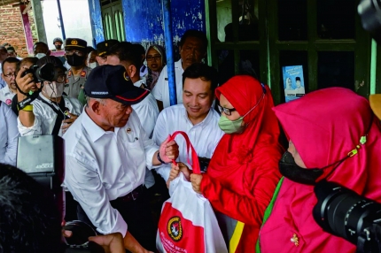 Menteri Muhadjir menyambangi kelompok UMKM perempuan dan warga rentan miskin di Kelurahan Purbalingga Kidul, Kecamatan Purbalingga.