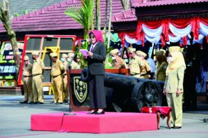 Sekda Kabupaten Purbalingga Herni Sulasti menjadi sebagai inspektur upacara pada peringatan, di Halaman Pendopo Dipokususmo Purbalingga, Senin 19 Desember 2022. Sekda Kabupaten Purbalingga Herni Sulasti menjadi sebagai inspektur upacara pada peringatan, di Halaman Pendopo Dipokususmo Purbalingga, Senin 19 Desember 2022.