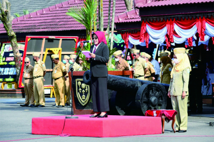 Sekda Kabupaten Purbalingga Herni Sulasti menjadi sebagai inspektur upacara pada peringatan, di Halaman Pendopo Dipokususmo Purbalingga, Senin 19 Desember 2022.