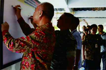 Penandatanganan dukungan masyarakat dan semua pihak, untuk meningkatkan pelayanan terhadap anak di Banjarnegara sebagai kabupaten layak anak. Deklarasi kabupaten layak anak ini berlangsung di Surya Yudha Park Banjarnegara