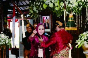 Ketua DPRD Kabupaten Purbalingga HR.Bambang Irawan menyerahkan satu tombak pusaka kepada Bupati Purbalingga Dyah Hayuning Pratiwi (Tiwi) dalam acara Pahargyan Agung di Pendapa Dipokusama, Minggu 18 Desember 2022 Ketua DPRD Kabupaten Purbalingga HR.Bambang Irawan menyerahkan satu tombak pusaka kepada Bupati Purbalingga Dyah Hayuning Pratiwi (Tiwi) dalam acara Pahargyan Agung di Pendapa Dipokusama, Minggu 18 Desember 2022
