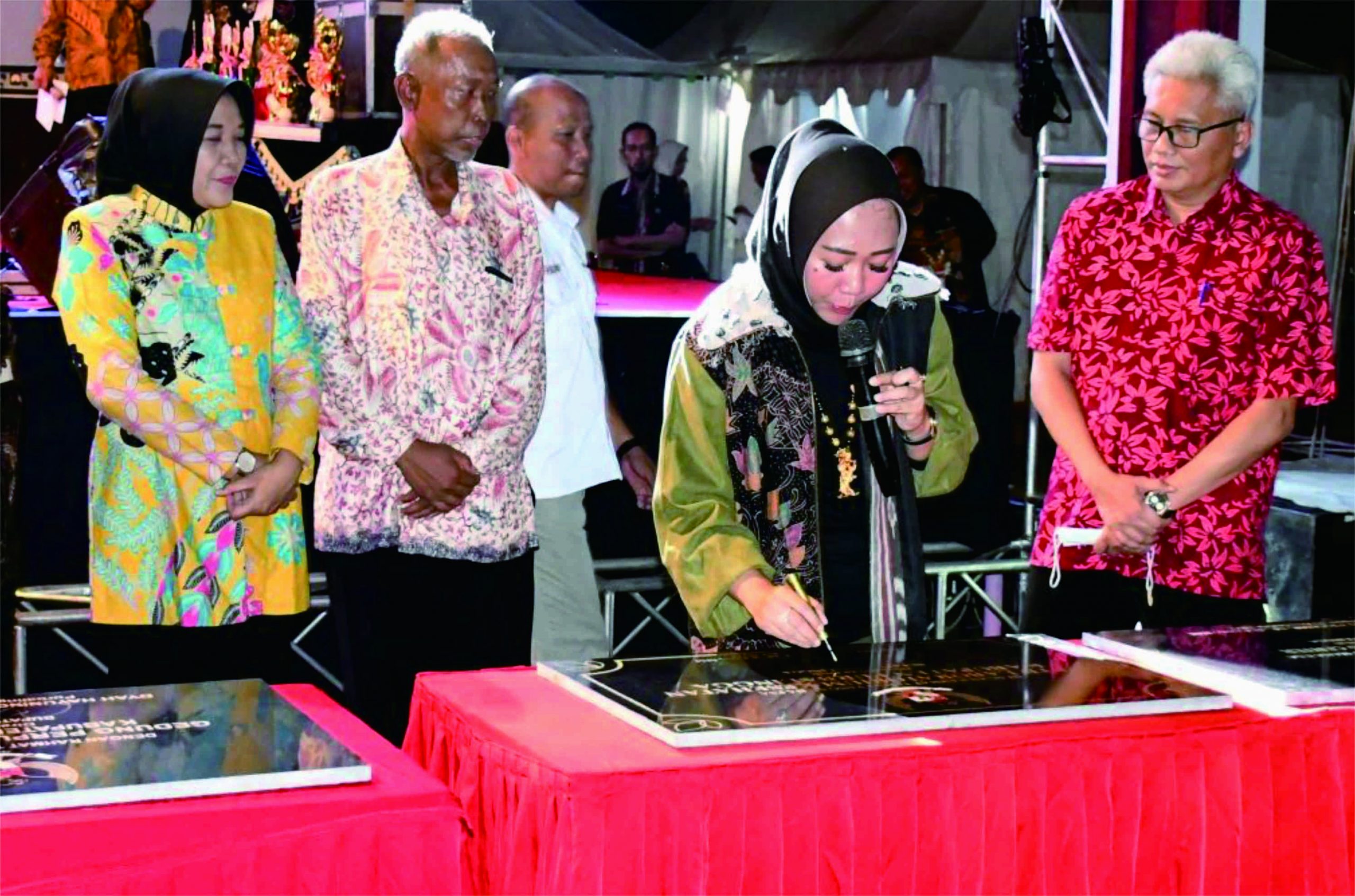 Bupati Purbalingga Dyah Hayuning Pratiwi  meresmikan enam bangunan gedung di Halaman Parkir GOR Goentoer Darjono, Jum'at 16 Desember 2022