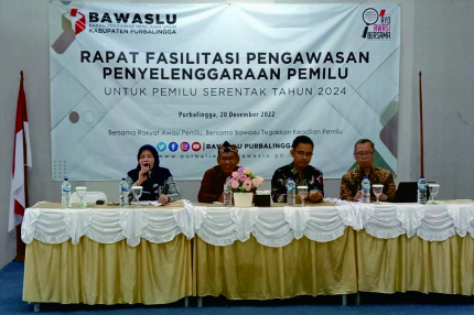 Kepala Dinas Komunikasi dan Informatika (Dinkominfo) Purbalingga, Dra. Jiah Palupi Twihantarti, MM saat menyampaikan materi pada acara Rapat Fasilitasi Pengawasan Penyelenggaraan Pemilu Untuk Pemilu Serentak 2024, di PM Collaboration Purbalingga, Selasa 20 Desember 2022.