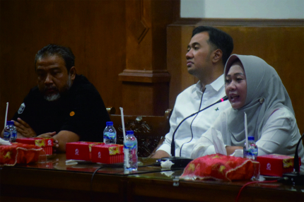 Bupati Purbalingga Dyah Hayuning Pratiwi saat acara pertemuan antara Pemkab Purbalingga dengan wartawan yang bertugas di wilayah Kabupaten Purbalingga, di ruang Adiguna komplek Pendapa Dipokusumo Purbalingga, Sabtu 31 Desember 2022